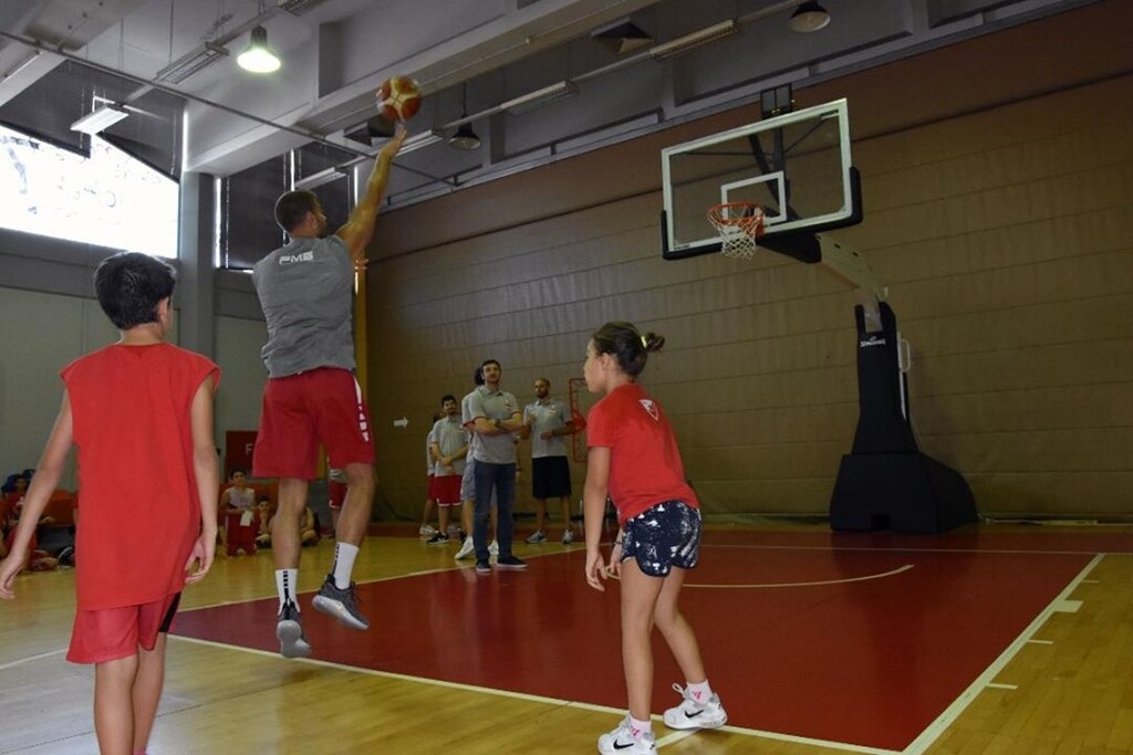 Ολυμπιακός: Με Μπόγρη το Summer Camp των «ερυθρόλευκων» (photos)