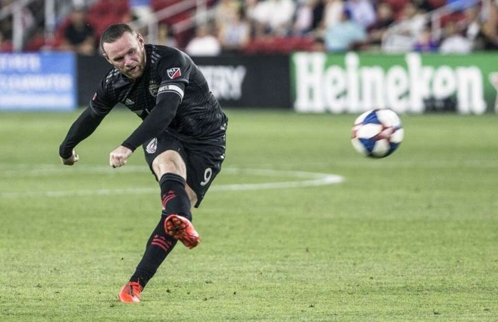 Απίθανος Ρούνεϊ, σκόραρε πίσω από το κέντρο (video)