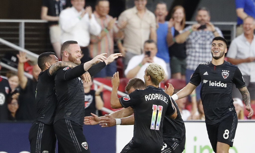 Απίθανος Ρούνεϊ, σκόραρε πίσω από το κέντρο (video)