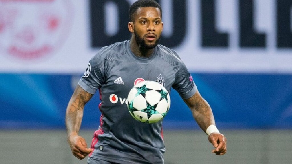 Το συμβόλαιο του λήγει το 2022 και το ετήσιο κασέ του αγγίζει τα 2 εκατ. ευρώ. Για την περίπτωση του 31χρονου Ολλανδού παίζει και το σενάριο του δανεισμού.