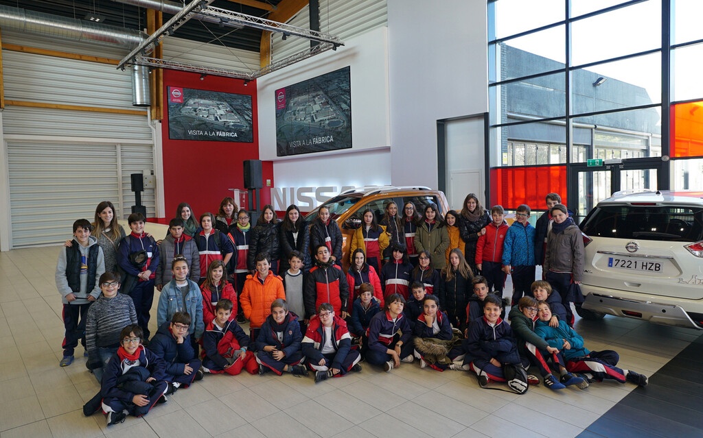 Μαθητές σχολείων, ενθουσιάζονται με το εργοστάσιο της Nissan στην Βαρκελώνη