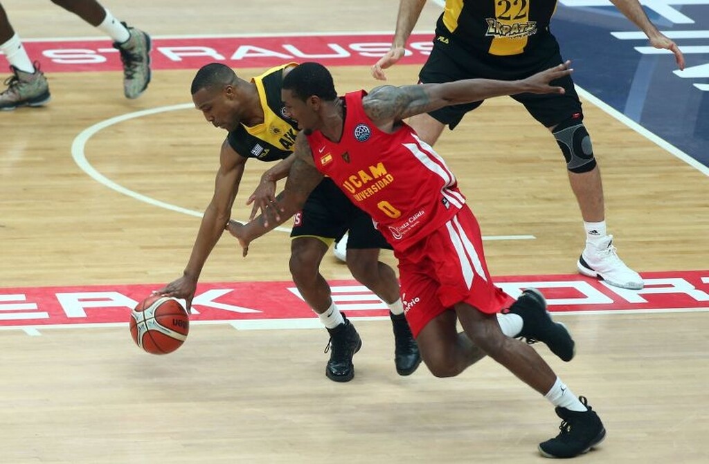 Με τη φανέλα της Μούρθια κόντρα στην ΑΕΚ