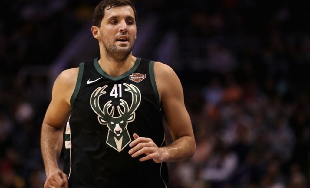 Με τον Νίκολα Μίροτιτς που ανήκει στους Μιλγουόκι Μπακς στο ΝΒΑ