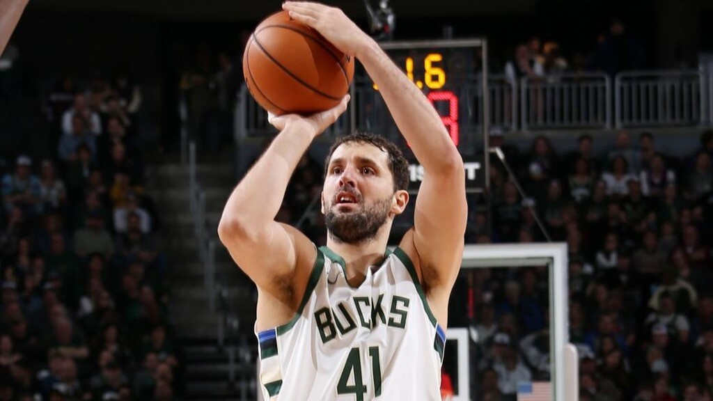 Στην κορυφαία Λίγκα του κόσμου ο Μίροτιτς αγωνίστηκε σε τρεις ομάδες (Σικάγο Μπουλς, Νιού Όρλεανς Πέλικανς, Μιλγουόκι Μπακς) και μετρά σε 319 παιχνίδια 12,3 πόντους, 5,9 ριμπάουντ και 1,3 ασίστ μέσο όρο.