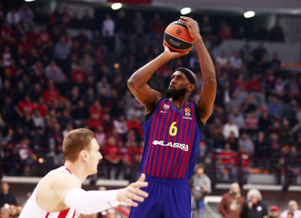 Αυτός δεν είναι άλλος από τον Κρις Σίνγκλετον, που δεν θα συνεχίσει στη Μπαρτσελόνα και στη Φενέρμπαχτσε τον βλέπουν σαν ιδανική λύση στο «4».