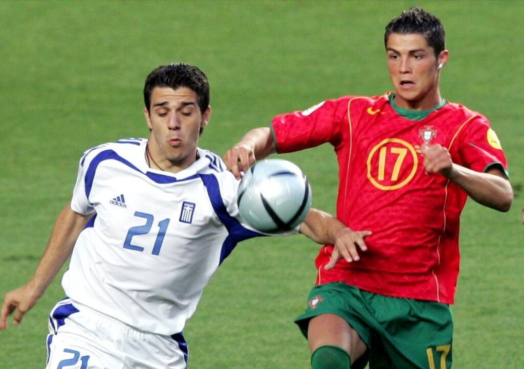 Ο Κώστας Κατσουράνης σε φάση με τον Κριστιάνο Ρονάλντο στον τελικό του 2004.