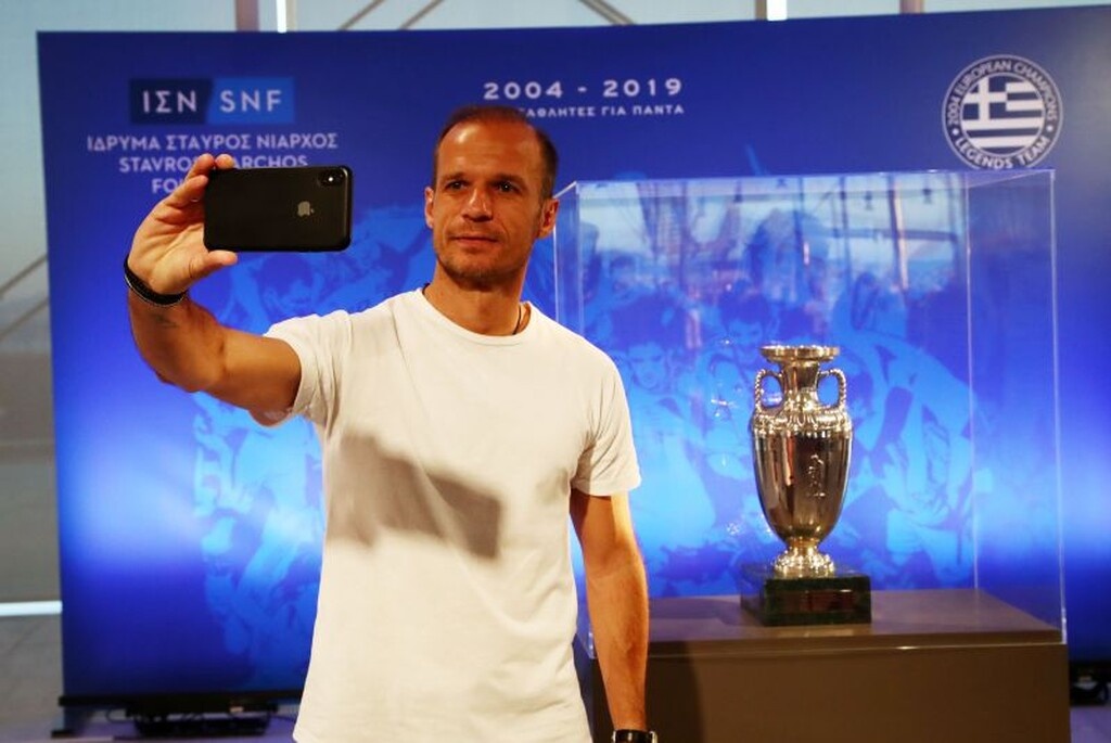 ...ο Άγγελος Μπασινάς με το τρόπαιο του Euro 2004 σήμερα!