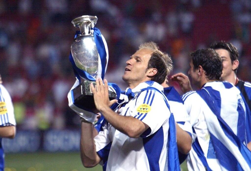 Ο Άγγελος Μπασινάς με το τρόπαιο του Euro 2004...