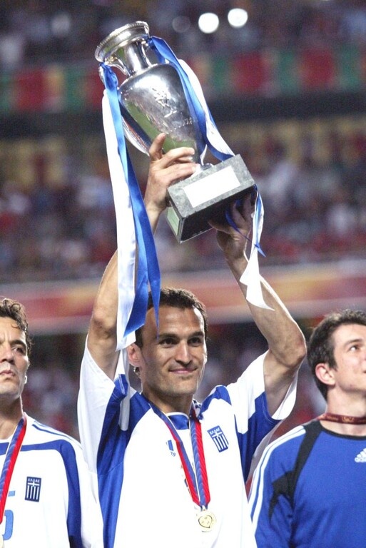 Η στιγμή της απονομής για τον Νίκο Νταμπίζα...