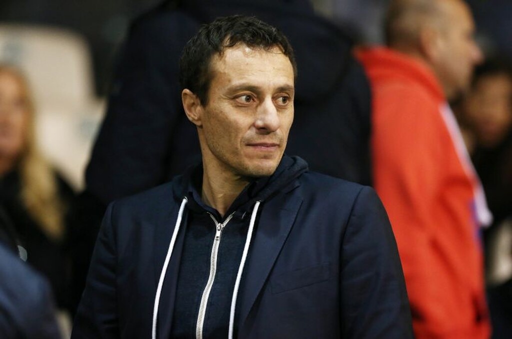 Σήμερα, ακολουθεί καριέρα προπονητή.