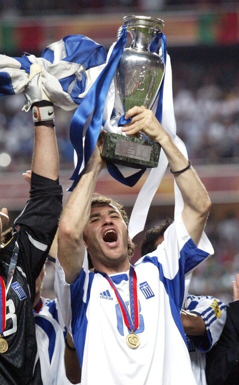 Ο Γιάννης Γκούμας το 2004 στην απονομή του τροπαίου...