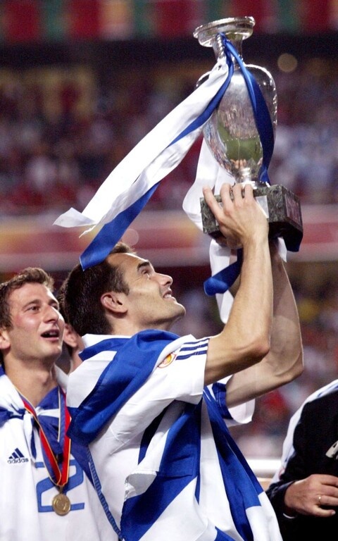 Η στιγμή της απονομής για τον Μιχάλη Καψή...