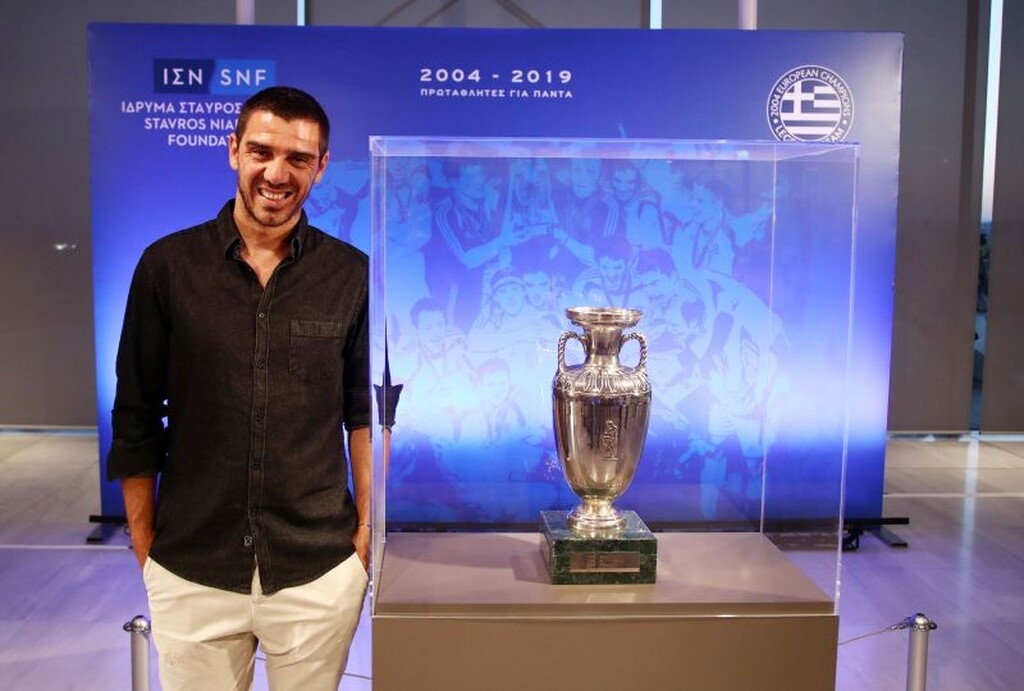 Ο Κώστας Κατσουράνης σήμερα, μπροστά από το τρόπαιο που κατακτήθηκε τότε.