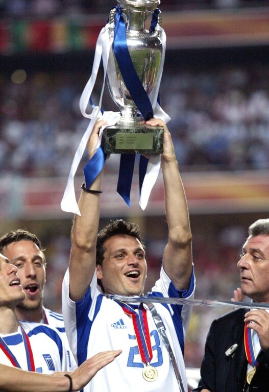 Ο Βασίλης Λάκης στην απονομή του τροπαίου στο Euro 2004.