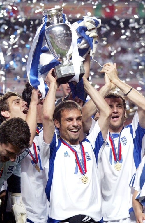 Η στιγμή της απονομής για τον Ντέμη Νικολαΐδη πριν από 15 χρόνια...