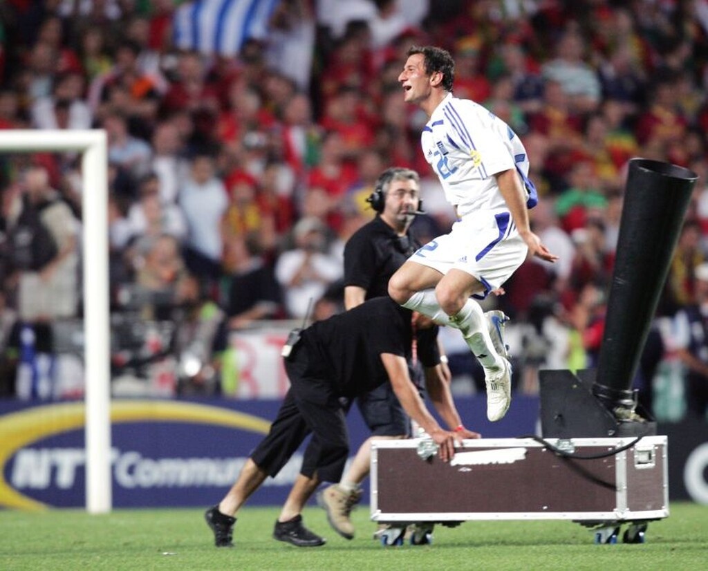 Στα... ουράνια ο Δημήτρης Παπαδόπουλος με τη λήξη του τελικού το 2004.