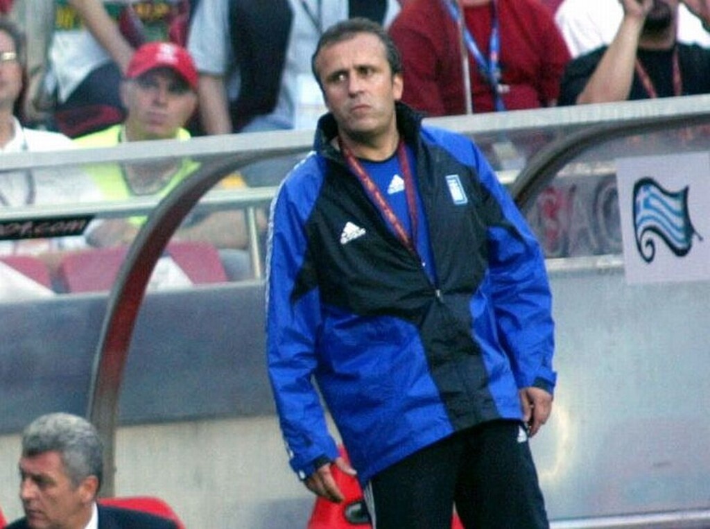 Ο άμεσος συνεργάτης του Ότο Ρεχάγκελ, Γιάννης Τοπαλίδης, το 2004 στα γήπεδα της Πορτογαλίας.