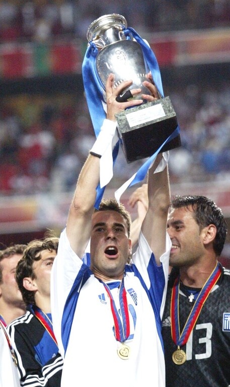 Με το τρόπαιο στα χέρια, ο Βασίλης Τσιάρτας το 2004...