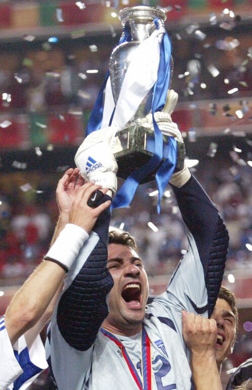 Ο Κώστας Χαλκιάς περιχαρής το 2004...