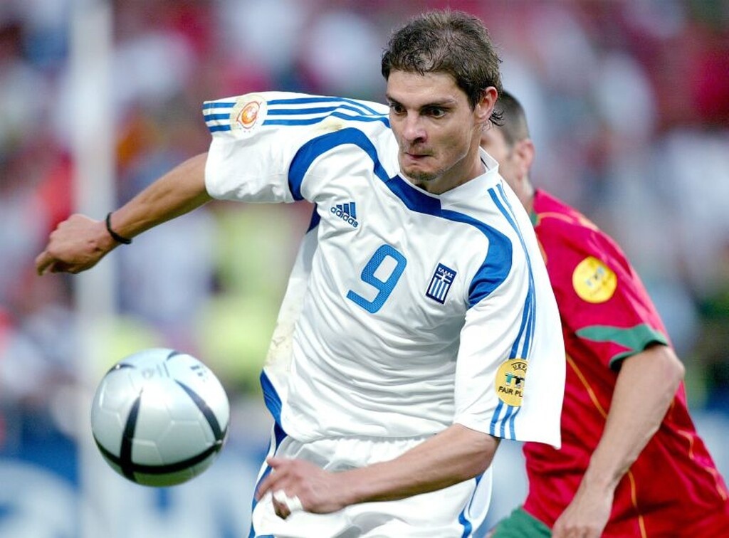 Ο «χρυσός» σκόρερ του τελικού του 2004, Άγγελος Χαριστέας κόντρα στην Πορτογαλία...