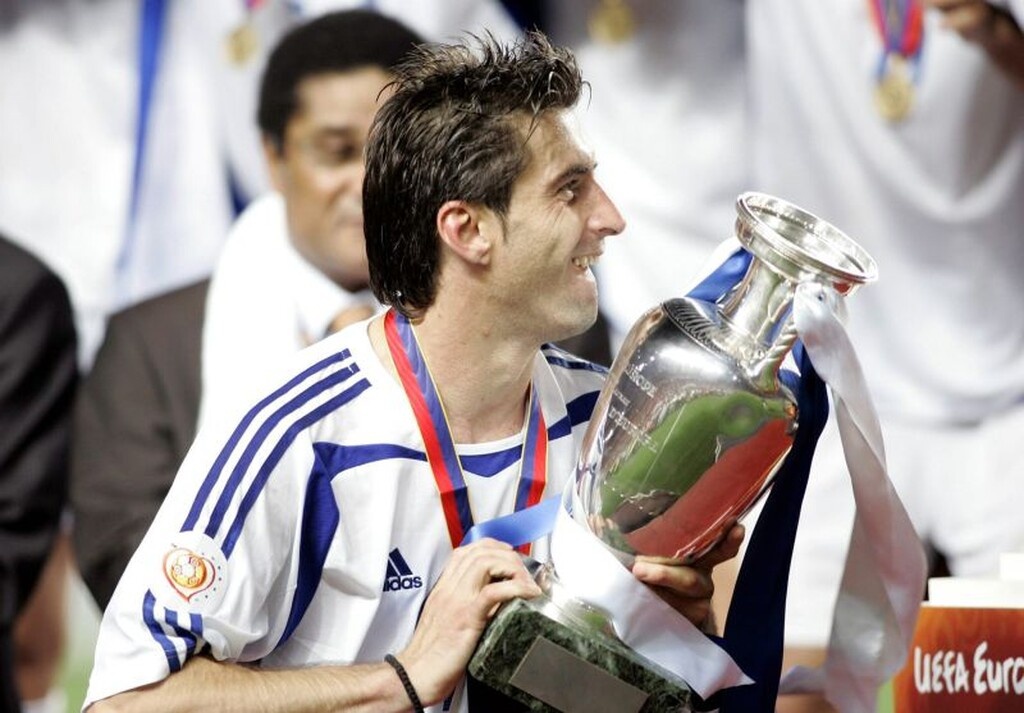 Ο αρχηγός, Θοδωρής Ζαγοράκης, στην απονομή του τροπαίου.