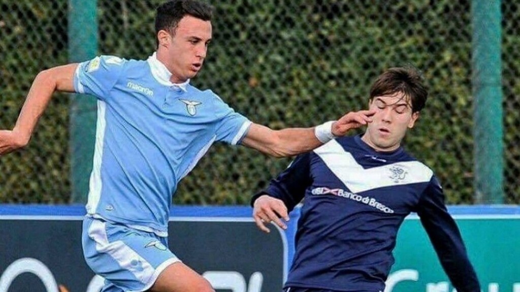 Συγκεκριμένα, οι Νεοσμυρνιοί βρίσκονται μια ανάσα από την απόκτηση του Νίκου Μπαξεβάνου από τη Λάτσιο! Οι «κυανέρυθροι» ήρθαν σε συμφωνία με τους Ρωμαίους για την απόκτηση του νεαρού στόπερ με τη μορφή δανεισμού, για τα επόμενα δύο χρόνια.