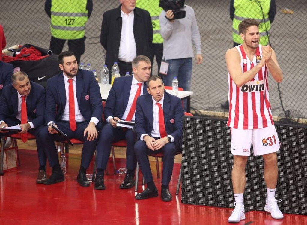 Δεν έχουν περάσει παρά έξι μήνες από τότε που ο Ισραηλινός προπονητής αποθέωνε δημόσια τον Έλληνα σέντερ!