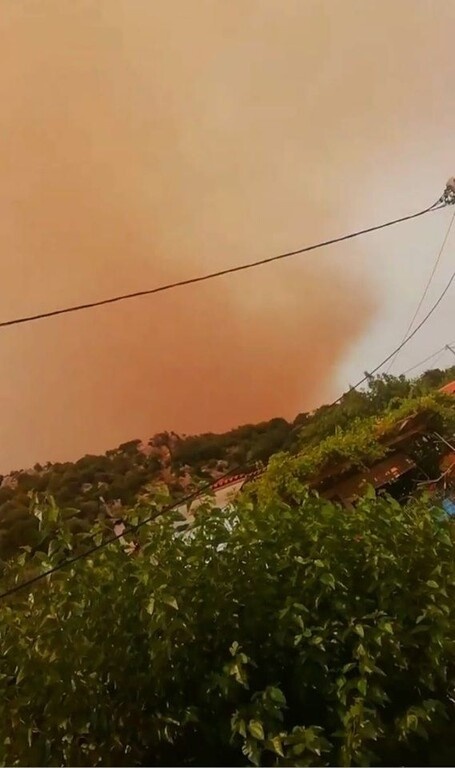 Φωτογραφία που τραβήχτηκε από το χωριό Θαρρούνια την Παρασκευή, όπως και το ακόλουθο βίντεο.