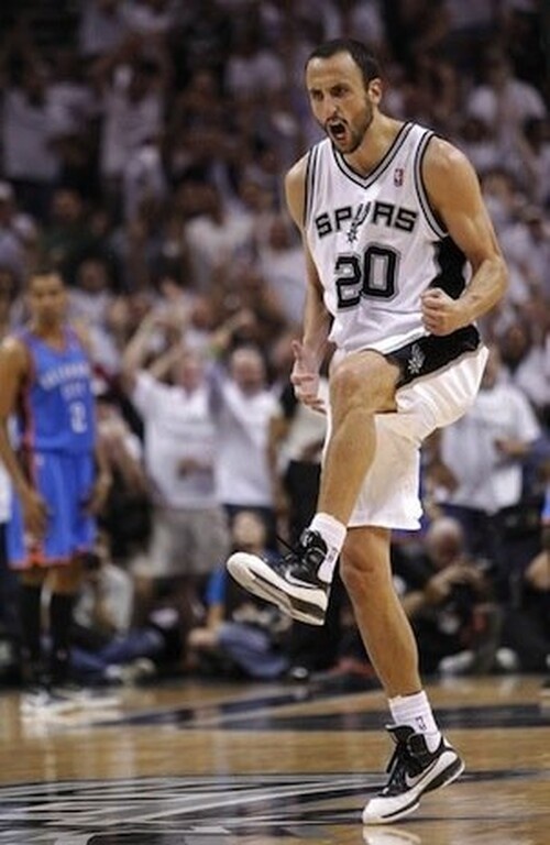 Πρόκειται για τον... ατρόμητο, όπως αποδείχθηκε, Μανού Τζινόμπιλι! Ο Αργεντινός βούτηκε παρέα με τον καρχαρία και δεν δίστασε να βγάλει και τη σχετική φωτογραφία.