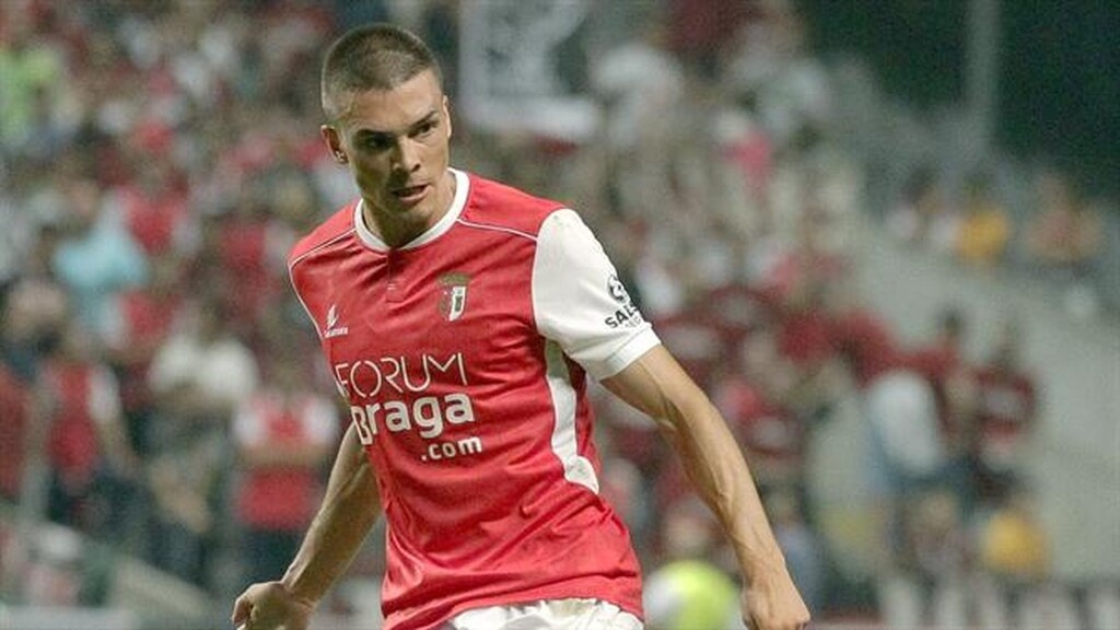 ... Ζοάο Παλίνια! Πρόκειται για τον 24χρονο μεσοαμυντικό (ύψους 1,90μ.), που έχει δοθεί δανεικός στην Μπράγκα μέχρι το 2020 από την Σπόρτινγκ Λισαβόνας.