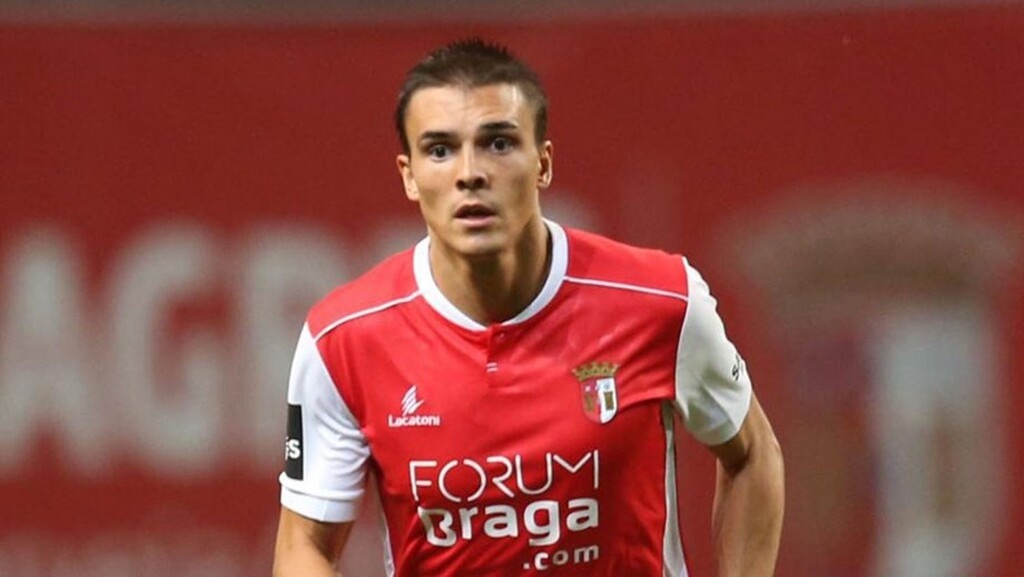 Ο Παλίνια, διεθνής με τις μικρές εθνικές ομάδες της Πορτογαλίας, δεσμεύεται από τη Σπόρτινγκ ως το 2023 και κοστολογείται στα 6 εκατ. ευρώ. Την περασμένη σεζόν είχε 32 συμμετοχές, 2 γκολ και 2 ασίστ σε όλες τις διοργανώσεις με την Μπράγκα.