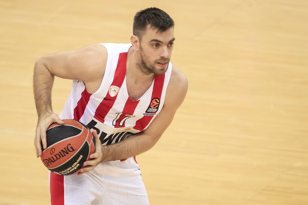 Ίσως και μέσα στην ημέρα υπάρξει ραντεβού των Πειραιωτών με τον Μάντζαρη με τις επόμενες ώρες ώστε να ξεκαθαρίσει το τοπίο, με τον Έλληνα γκαρντ να ετοιμάζει βαλίτσες για Ρωσία.