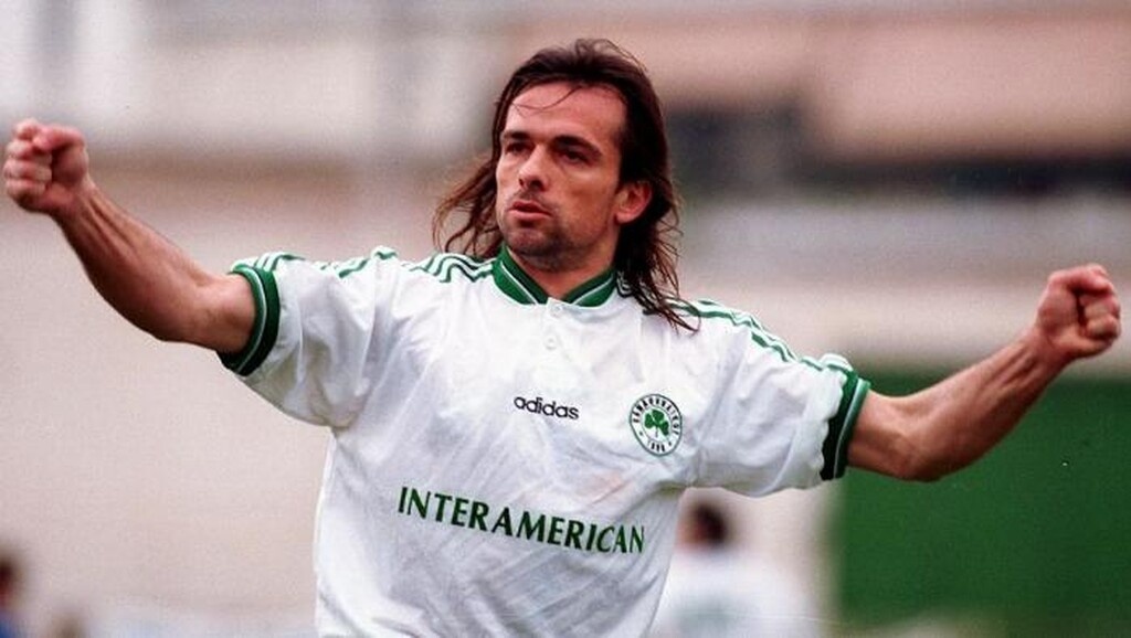 Και φυσικά πρόκειται για τον τεράστιο Θανάση Κολιτσιδάκη που είχε το παρατσούκλι «Κόναν» κυρίως λόγω του δυναμικού στυλ παιχνιδιού του στα 90's.