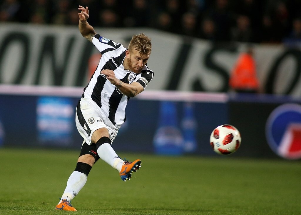 Ο Πέδρο Ενρίκε αγωνίζεται στον ΠΑΟΚ από το 2016, αλλά δεν κατάφερε να καθιερωθεί, γι’ αυτό είχε δοθεί δανεικός σε Καραμπάγκ και Αστάνα