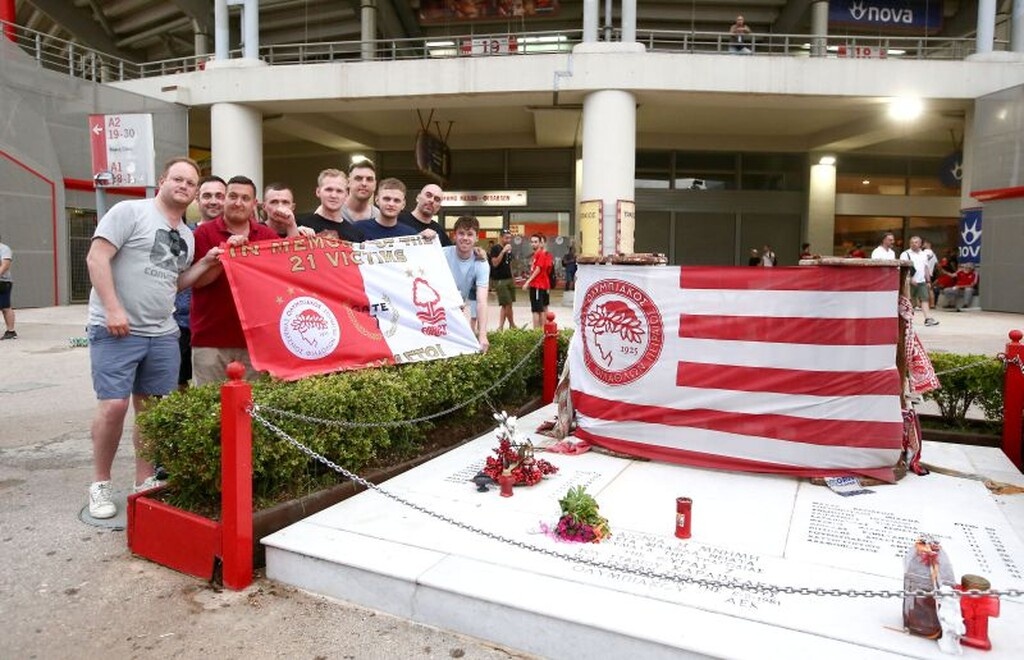 Ολυμπιακός – Νότιγχαμ: Τίμησαν τους νεκρούς της Θύρας 7 οι Άγγλοι (photos)