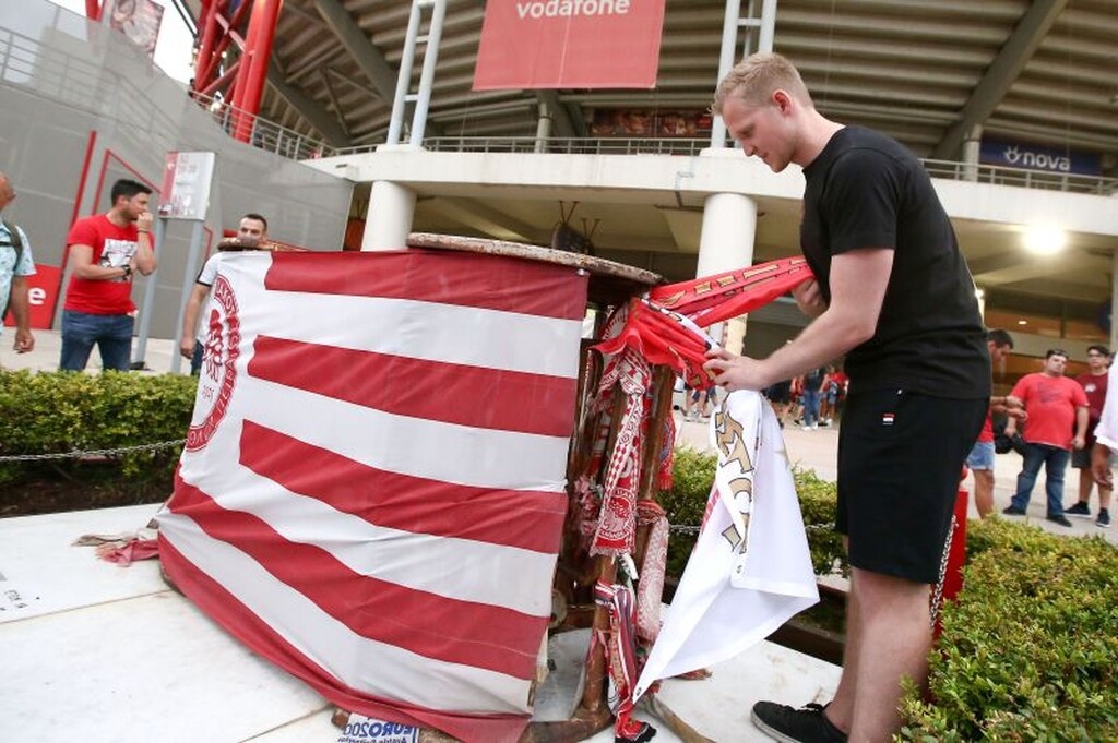 Ολυμπιακός – Νότιγχαμ: Τίμησαν τους νεκρούς της Θύρας 7 οι Άγγλοι (photos)