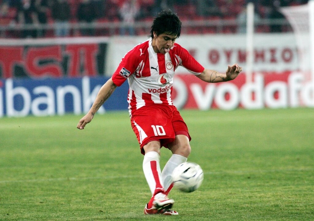 Ο Νούνιες είχε αποκτηθεί από τον Ολυμπιακό το καλοκαίρι του 2007 έναντι 3 εκατ. ευρώ και αποχώρησε μετά από μόλις μία χρονιά, ενώ το 2014 επέστρεψε στην Ελλάδα για λογαριασμό του ΟΦΗ