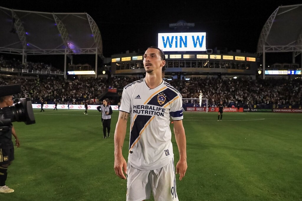 Απίστευτος Ιμπραΐμοβιτς! Με χατ τρικ οδήγησε τους Γκάλαξι στη νίκη (photos+video)