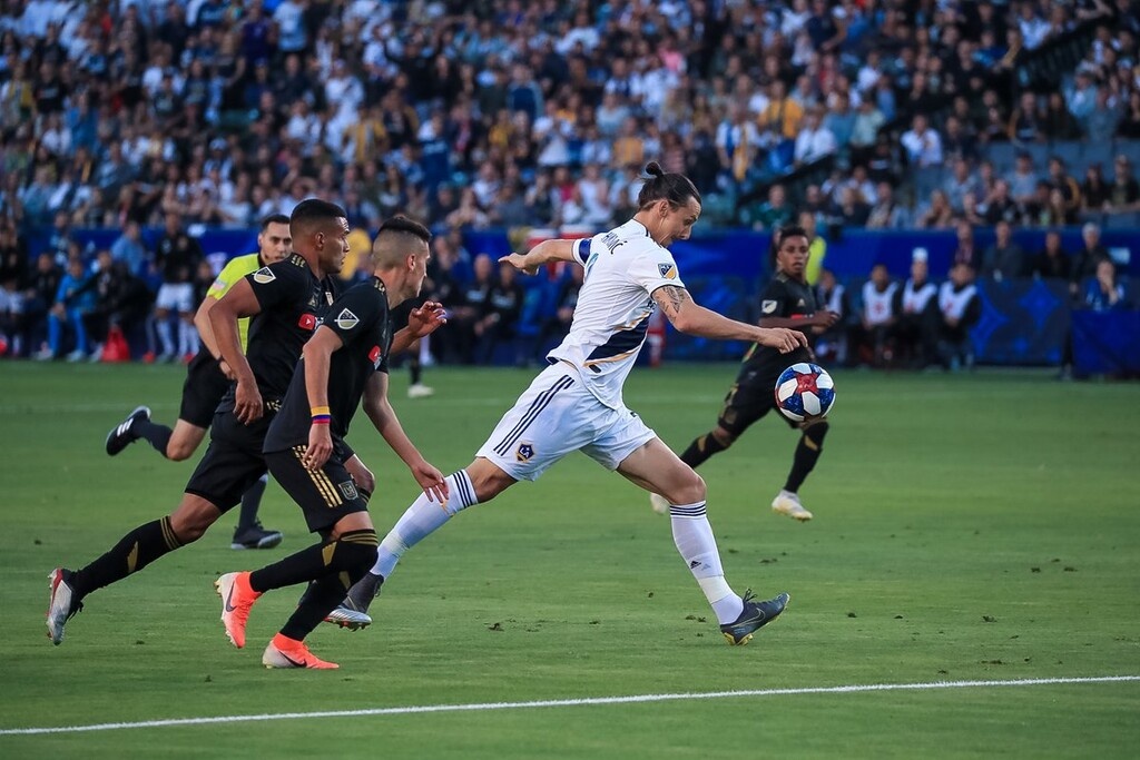 Απίστευτος Ιμπραΐμοβιτς! Με χατ τρικ οδήγησε τους Γκάλαξι στη νίκη (photos+video)