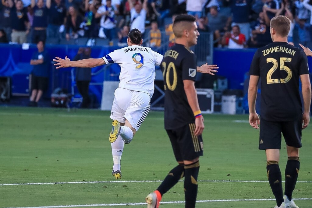 Απίστευτος Ιμπραΐμοβιτς! Με χατ τρικ οδήγησε τους Γκάλαξι στη νίκη (photos+video)