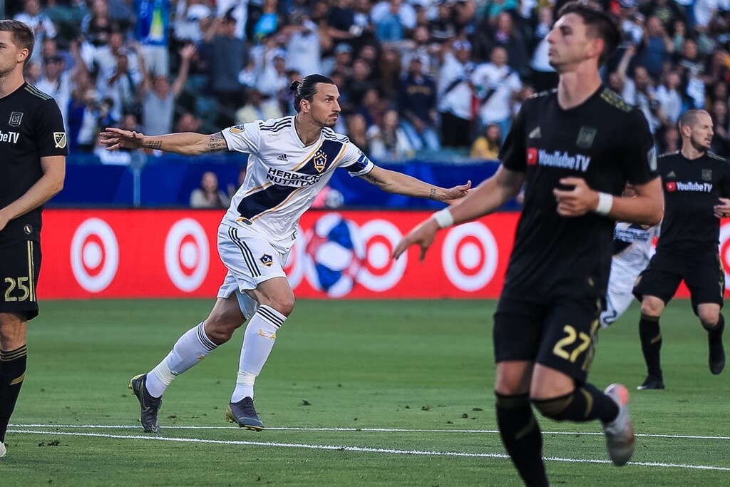 Απίστευτος Ιμπραΐμοβιτς! Με χατ τρικ οδήγησε τους Γκάλαξι στη νίκη (photos+video)