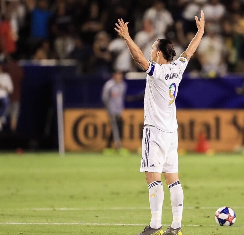 Απίστευτος Ιμπραΐμοβιτς! Με χατ τρικ οδήγησε τους Γκάλαξι στη νίκη (photos+video)