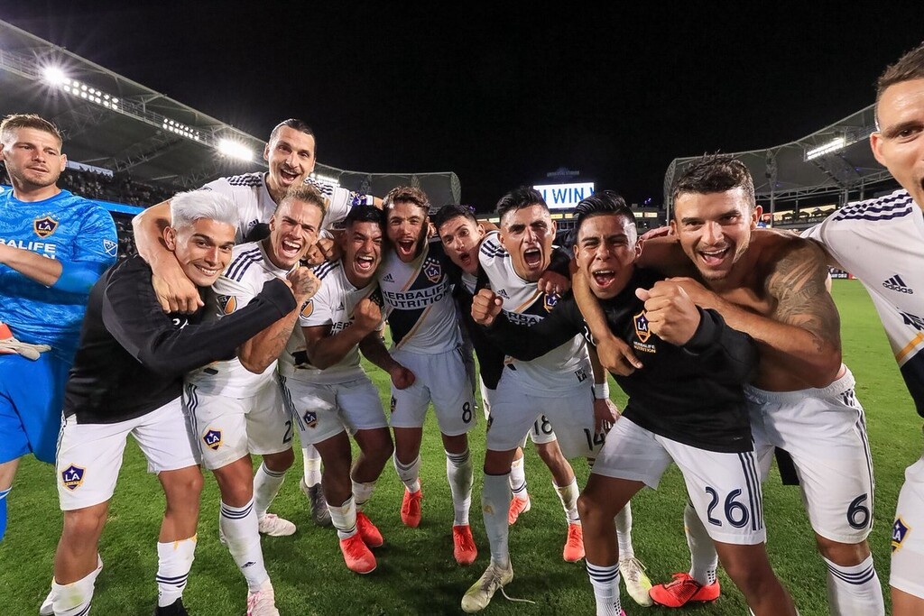 Απίστευτος Ιμπραΐμοβιτς! Με χατ τρικ οδήγησε τους Γκάλαξι στη νίκη (photos+video)