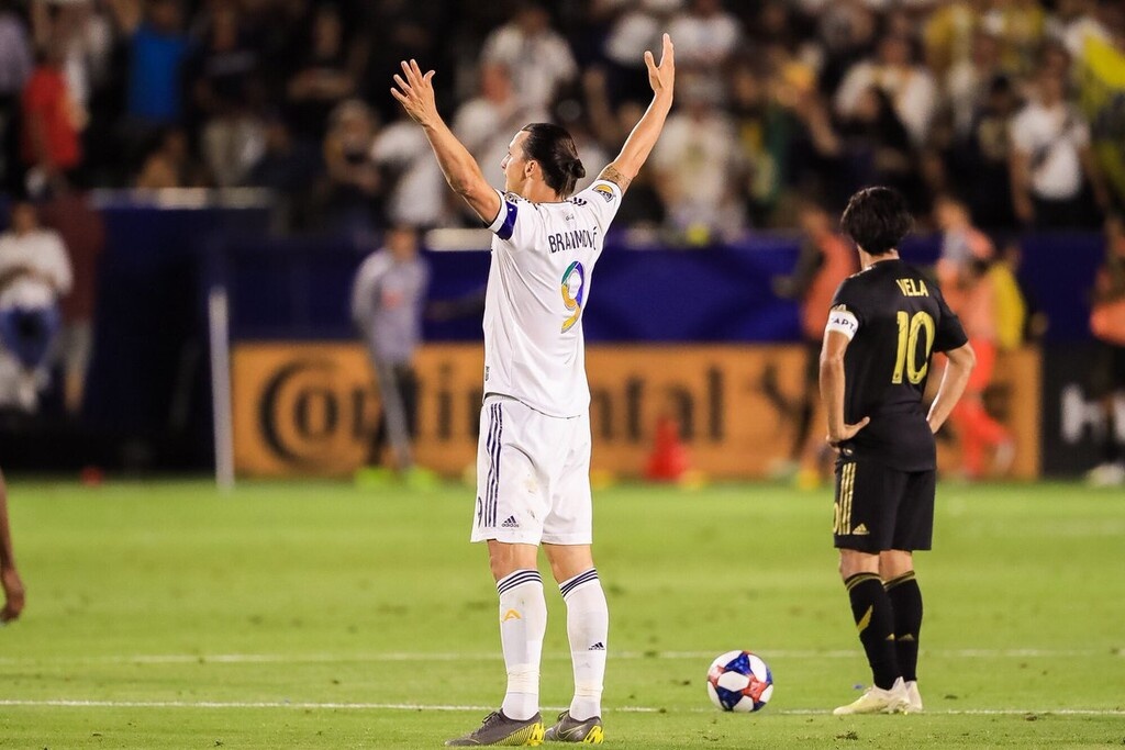 Απίστευτος Ιμπραΐμοβιτς! Με χατ τρικ οδήγησε τους Γκάλαξι στη νίκη (photos+video)