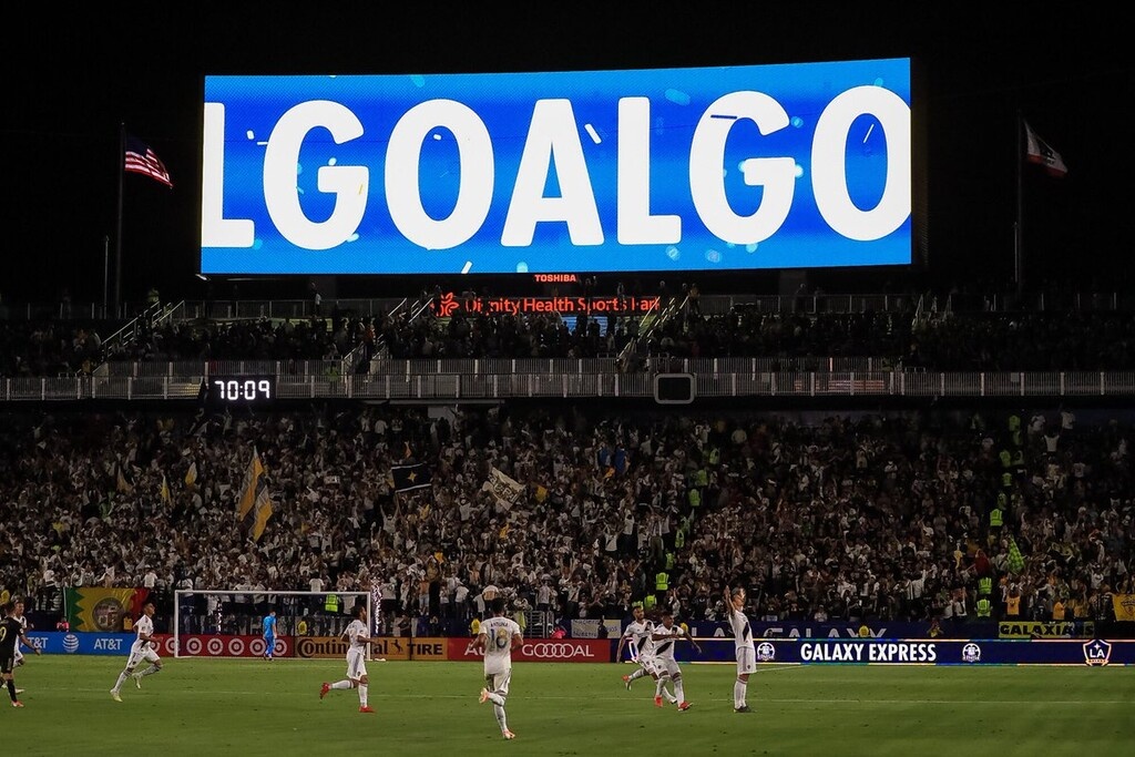 Απίστευτος Ιμπραΐμοβιτς! Με χατ τρικ οδήγησε τους Γκάλαξι στη νίκη (photos+video)