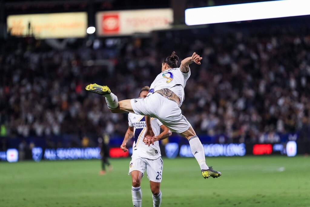 Απίστευτος Ιμπραΐμοβιτς! Με χατ τρικ οδήγησε τους Γκάλαξι στη νίκη (photos+video)