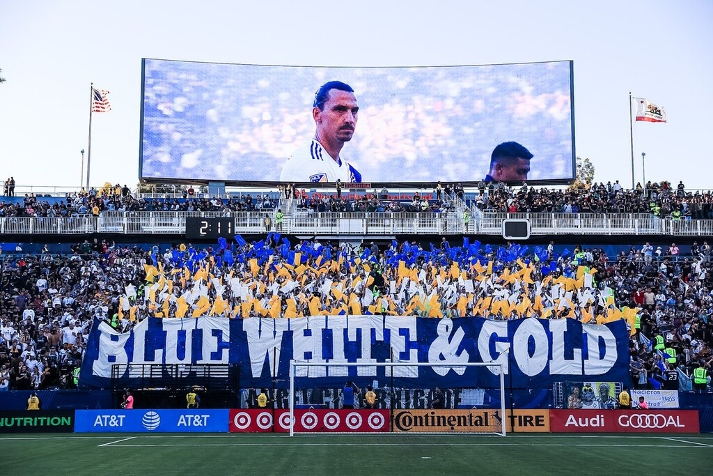 Απίστευτος Ιμπραΐμοβιτς! Με χατ τρικ οδήγησε τους Γκάλαξι στη νίκη (photos+video)