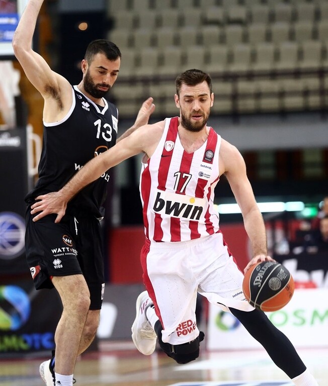 Λίγη ώρα αργότερα, ο Βαγγέλης Μάντζαρης ανακοινώθηκε και επίσημα