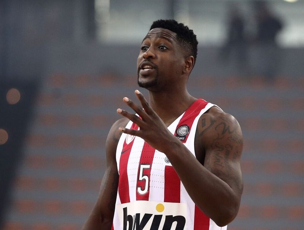 Απογοήτευση στον κόσμο του Ολυμπιακού μετά τον Τσέρι (photos)