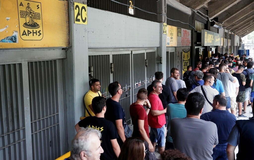 Άρης-ΑΕ Λεμεσού: Ουρές για ένα εισιτήριο στο «Κλ. Βικελίδης» (photos)